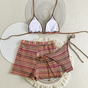 Detailansicht der Boho-Stricktextur des gestreiften Bikini- und Strandshorts-Dreiteilers