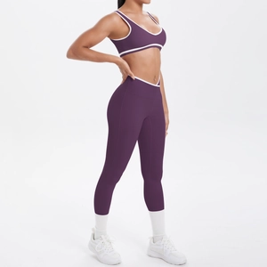 Detail eines lila Yoga-Sets mit weißen Kontrastkanten und High-Waist Stretchstoff