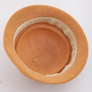 Détail de l'intérieur d'un chapeau de paille tissé avec filet respirant et bande de confort