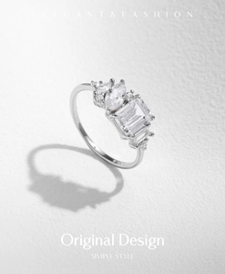 Détail macro de la bague en argent S925 avec zircone taille émeraude et poinçon de métal
