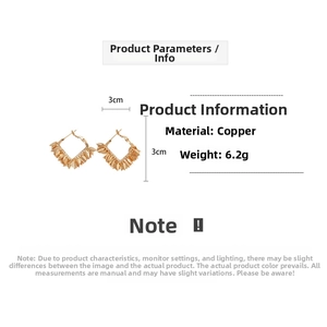 Détail de boucles d'oreilles en V plaquées or 18K avec franges de feuilles et specs