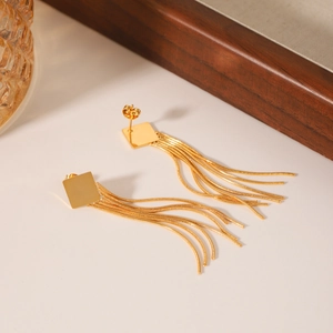 Boucles d'oreilles carrées en acier doré avec longues franges en chaîne serpentines