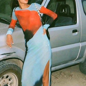 Détail de la robe en tulle transparent imprimé bleu à côté d'une voiture vintage