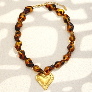 Chic 18K gold plated heart pendant necklace with amber leopard print resin beads