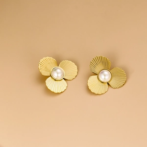 Boucles d'oreilles fleur dorées en acier inoxydable avec perle et texture vintage