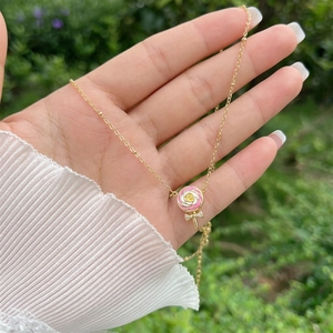 Collana placcata in oro 18K con ciondolo a lecca-lecca, rosa rosa e fiocco elegante