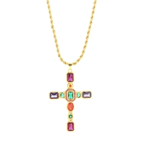 Dettaglio macro del ciondolo a croce dorata con zirconi colorati e collana a cordoncino
