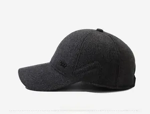 Vue latérale de casquette de baseball d'hiver gris foncé avec doublure pelucheuse