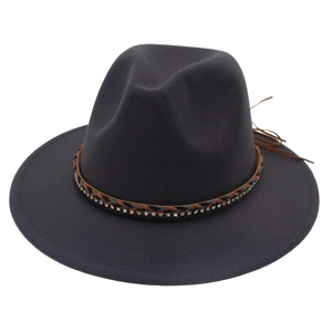 Dettaglio di cappello fedora grigio con fascia intrecciata, strass e nappe in pelle