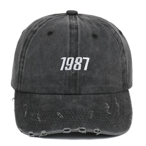 Detailansicht der anthrazitgrauen verwaschenen Baseballkappe mit 1987 Stickerei und Abnutzung