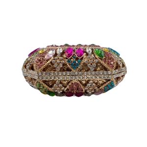 Dettaglio dei cristalli colorati e strass sulla borsa da sera vintage dorata elegante