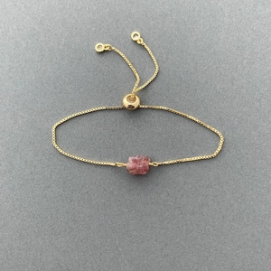 Detail of adjustable 14K gold-plated box chain bracelet with pink natural stone