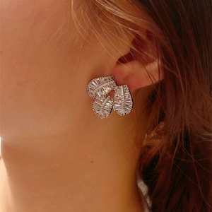 Elegant silver leaf stud earrings with micro-p鑲 zicons on a model for luxury look