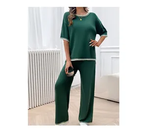 Détails de l'ensemble en tricot vert foncé avec des rayures contrastées blanches chic