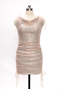 Détail de la mini robe à paillettes roses avec col en V et cordons de serrage réglables