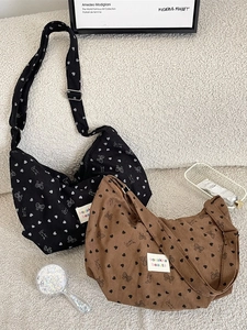 Cord-Hobo-Taschen in Schwarz und Braun mit Herz- und Schleifenmuster-Aufdrucken