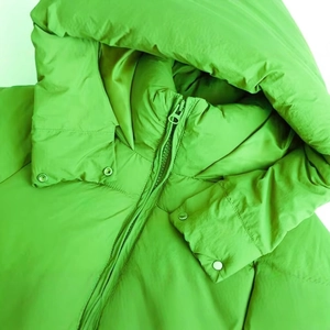 Modische hellgrüne Steppjacke mit gestepptem Stoff und Reißverschlusskragen-Details