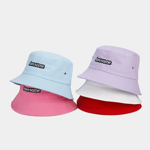 Détail de cinq bobs colorés en coton avec broderie Awesome et œillets métalliques