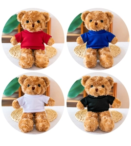 Collectie pluchen teddyberen in levendige rode, blauwe, witte en zwarte t-shirts
