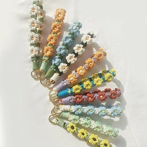 Hand Woven Cotton Flower Keychain Bag Charm Daisy Pattern Boho Style Sweet Floral Hanging Ornament For Women Purse