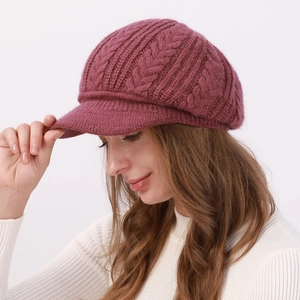 Primer plano de la textura de punto trenzado y visera de gorro de invierno para mujer