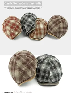 Detalle de gorras vintage de cuadros con correas ajustables y visera clásica