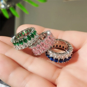 Bague d'éternité luxueuse à double rangée de zircons en poire en vert, rose et bleu