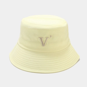 Vue détaillée de la broderie en V et des coutures sur un chapeau bob en coton jaune