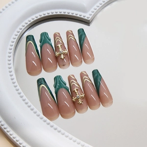 Faux ongles French vert foncé avec croix dorée 3D et strass sur forme cercueil longue