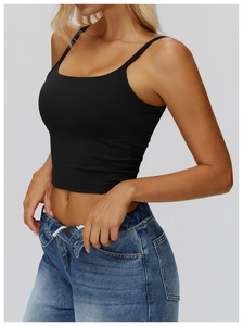 Vista laterale del crop top da yoga nero con spalline doppie e tessuto elasticizzato