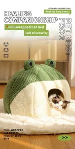 Dettaglio di un nido per animali a forma di rana con trama intrecciata e interno in peluche