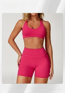 Détail de l'ensemble de yoga rouge rose montrant la texture du soutien-gorge de sport
