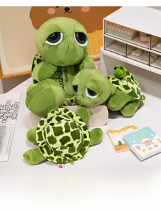 Dettaglio del set peluche tartaruga con guscio verde e grandi occhi espressivi