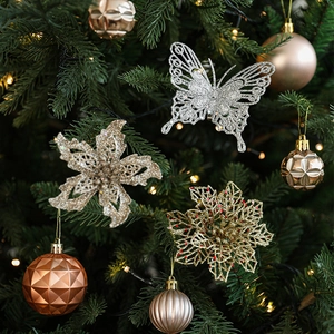 Papillons évidés et fleurs scintillantes sur un sapin de Noël avec un éclairage festif LED