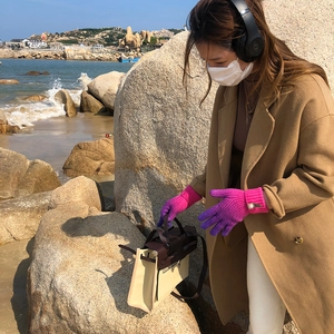 Outdoor shot of touch-screen knit gloves with pink and purple gradient design