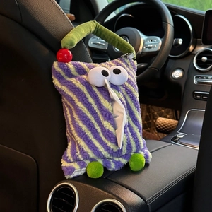 Dettaglio del porta fazzoletti auto mostro di peluche a righe viola sul retro del sedile
