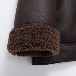 Veste en cuir marron avec doublure en polaire chaude et détails aux poignets