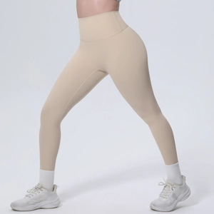 Makro-Detail von beigefarbenen Yoga-Leggings mit hoher Taille und nahtlosem Stoff