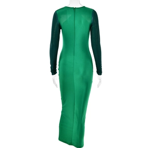 Détails du dos d'une robe maxi moulante verte avec des manches en maille transparente