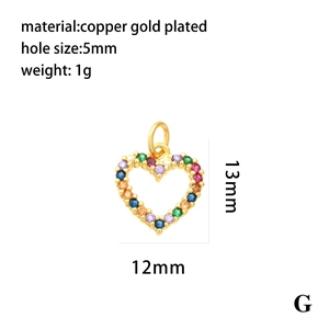 Macro détaillée d'un pendentif cœur plaqué or 18 carats avec dimensions et poids