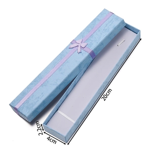 Detail of light blue rectangular jewelry box with purple ribbon and 20x4x2.2cm dimensions