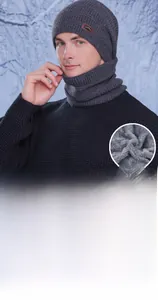 Dettaglio del cappello in maglia e scaldacollo con fodera in pile grigio spesso
