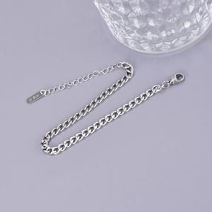 Minimalist stainless steel chain bracelet with lobster clasp and K18 engraving in silver