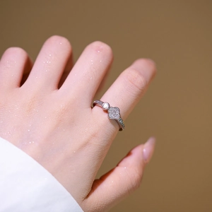 Verstellbarer Kleeblatt-Ring in Silber mit Zirkonia, getragen am Finger eines Models