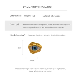 Detailed view of irregular gold resin eye ring with size 3cm by 2.5cm and 7.8g weight