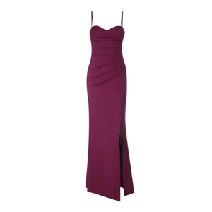 Détails de l'élégante robe de soirée prune avec fente latérale et texture plissée