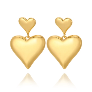 Dettaglio di orecchini a doppio cuore placcati oro 18K con finitura lucida a specchio