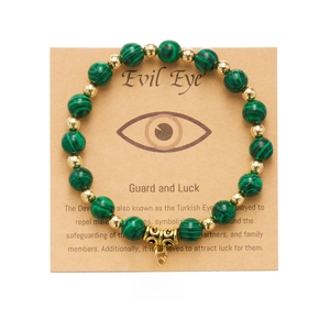 Dettaglio del bracciale di perle malachite malocchio con distanziali dorati