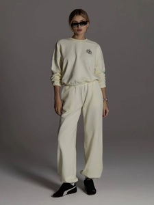 Ensemble classique deux pièces avec sweat à col rond crème et pantalon de jogging droit