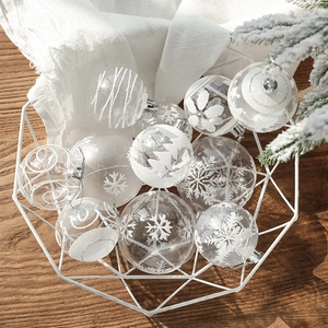 Set of 6cm transparent Christmas balls with white snowflake patterns in a metal basket